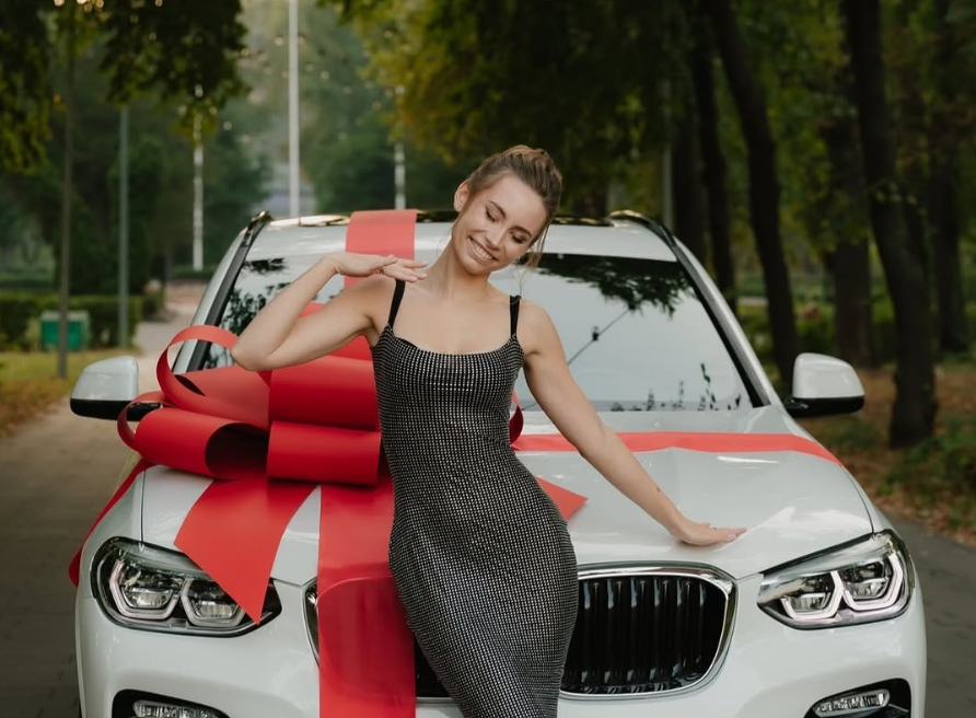 Михайло Хомич подарував своїй дружині авто на зароблені з товарки гроші Михайло Хомич подарував своїй дружині авто на зароблені з товарки гроші