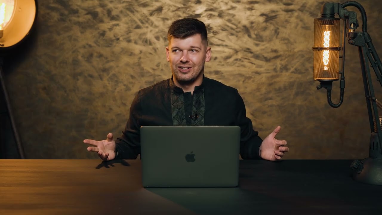 Михайло Хомич записує відео для свого YouTube-каналу